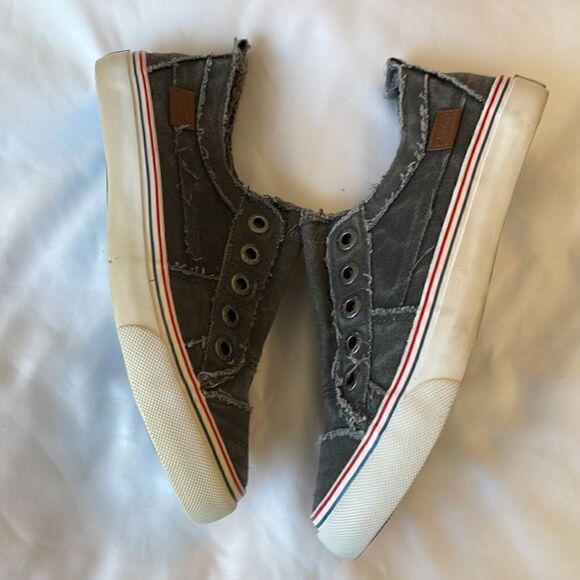 BLOWFISH MALIBU GREY DISTRESSED NO SHOELACE SNEAKERS.   NEW. - Picture 3 of 8